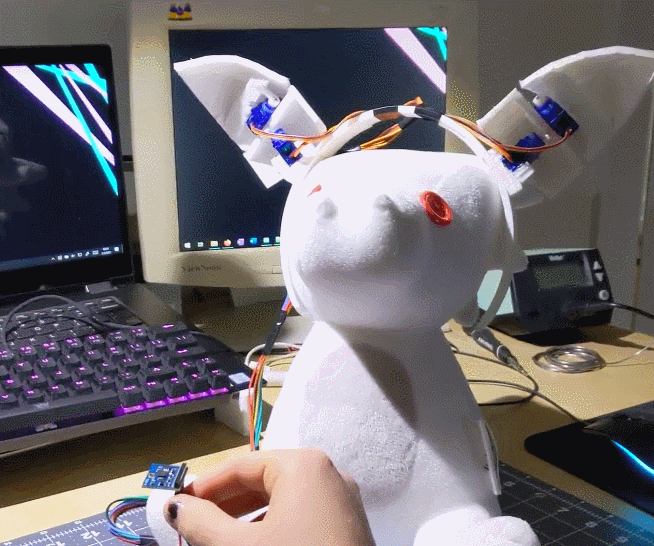 Gif of the performance on the desk