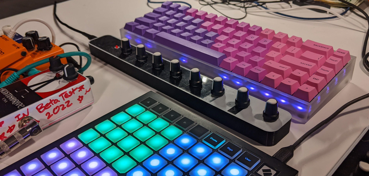 Image of the knobs and the launchpad and a keyboard
